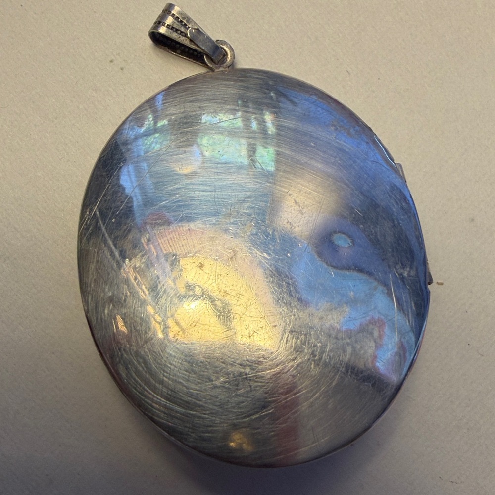 VINTAGE Art Deco MODERNIST CIRCULAR MOTIF LARGE SILVER LOCKET - Picture 4 of 4